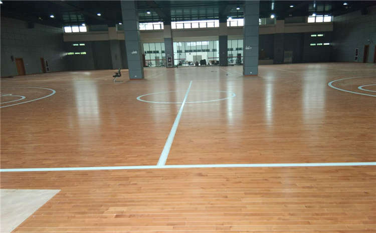 選購籃球場實木運動地板該如何判斷面板質量？